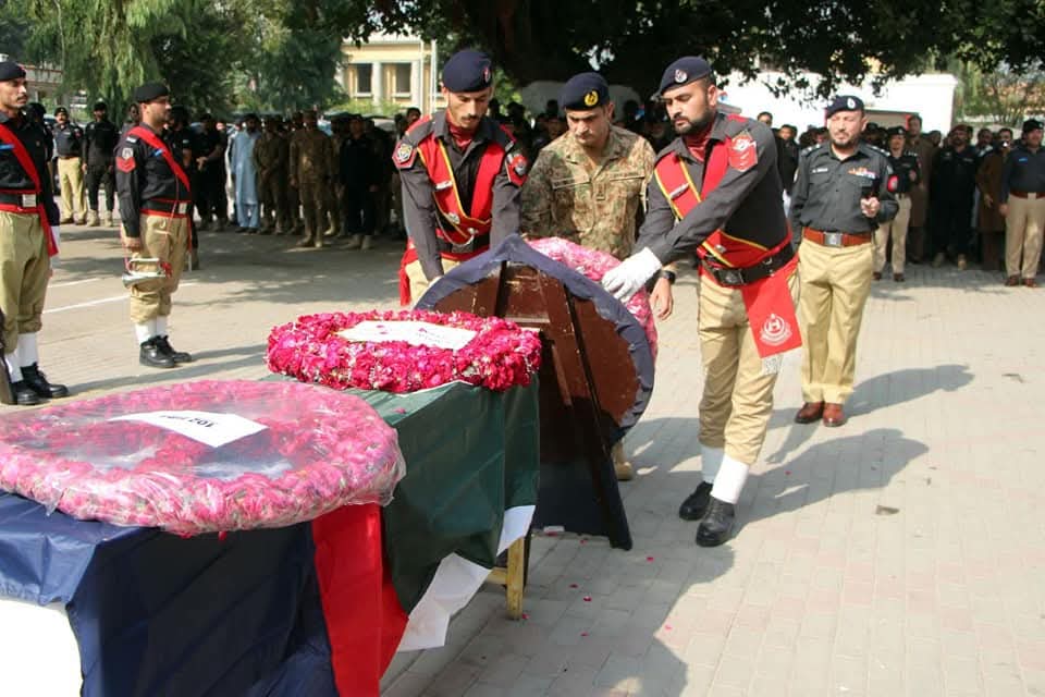 KP_Aagahi's tweet photo. پشاور میں سی ٹی ڈی اہلکار بلال خان کو ملک سعد شہید پولیس لائن میں سرکاری اعزاز کے ساتھ سپردِ خاک کر دیا گیا۔
گورنر KP، آئی جی پولیس، پاک فوج و پولیس افسران کی شرکت، شہید کو سلامی اور پھولوں کی چادر چڑھائی گئی۔

#KPKPolice #Police #KPK #KPUpdates #Pakistan #Pesh https://t.co/tpQ5NB43SE