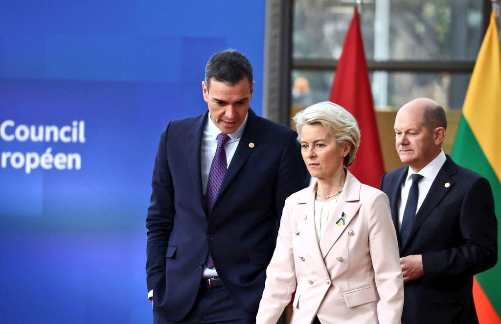 CapitanBitcoin's tweet image. 🚨 Conclusión
Sánchez NO es fuerte por sí mismo. Su poder viene de
🔸 Medios comprados
🔸️ Sumisión a sus jefes UE
🔸 Justicia domesticada
🔸 Pactos separatistas
🔸 Fanatismo sociológico
🔸️ Nula sociedad civil

¿Caerá? Solo si esta red se rompe
RT si crees que debería caer YA