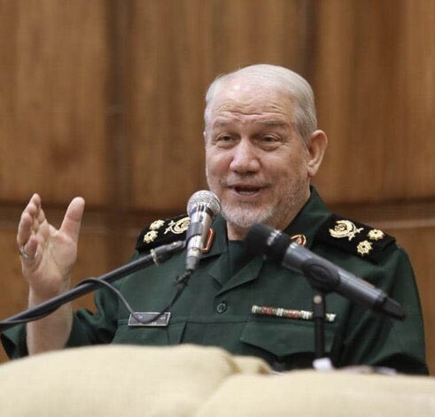 فکر کن فعال سیاسی مخالف ج ا هستی، از ترس زندان و شکنجه و اعدام مخفیانه فرار میکنی، با هزار بدبختی پناهنده میشی استرالیا، اونجا به خاطر مشکلات فکری میری پیش یه روانشناس تمام زندگیتو براش تعریف میکنی، بعد میفهمی خانم روانشناس دختر سرلشکر رحیم صفوی مشاور عالی خامنه ای هست.