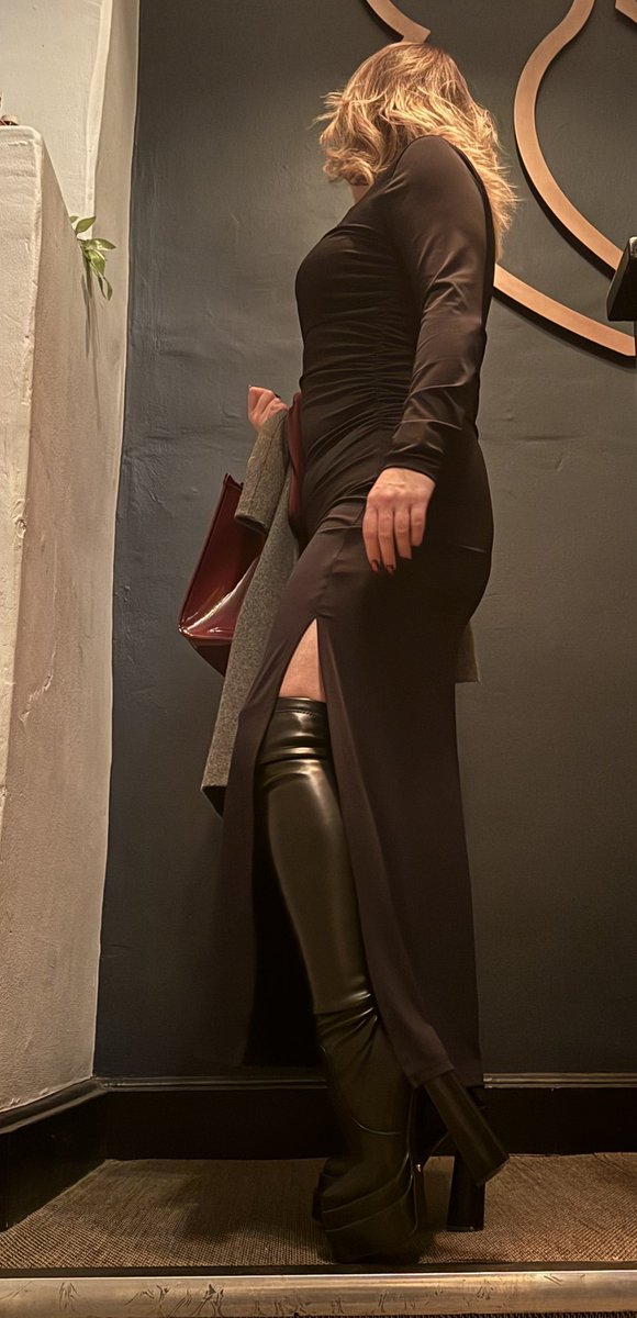Just a cheeky night out for cocktails! In an amazing pair of boots!! 
#milf #thighhigh #blackdress #shoeporn #hotheels