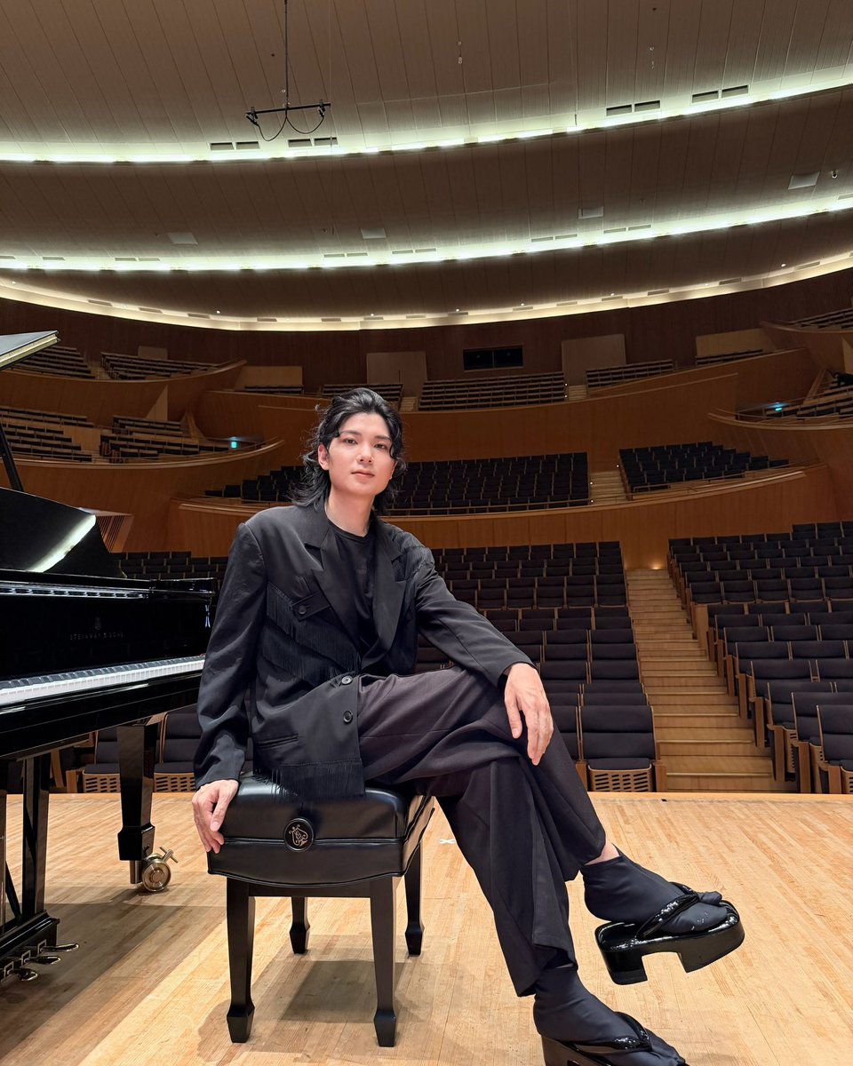 今日だけはピアノお休みしようと思っていたんだけど、結局ずっと弾いている。そろそろ動画作らねばと思いながらずっとピアノを弾いている。(ｺﾞﾒﾝ~ソロソロ作ります!!)そうそう。昔から腹の底から鳴る様な音が出したくて。腹の底からマグマが噴き出す様な！ドーーーーンって音を出したくて、ドーー