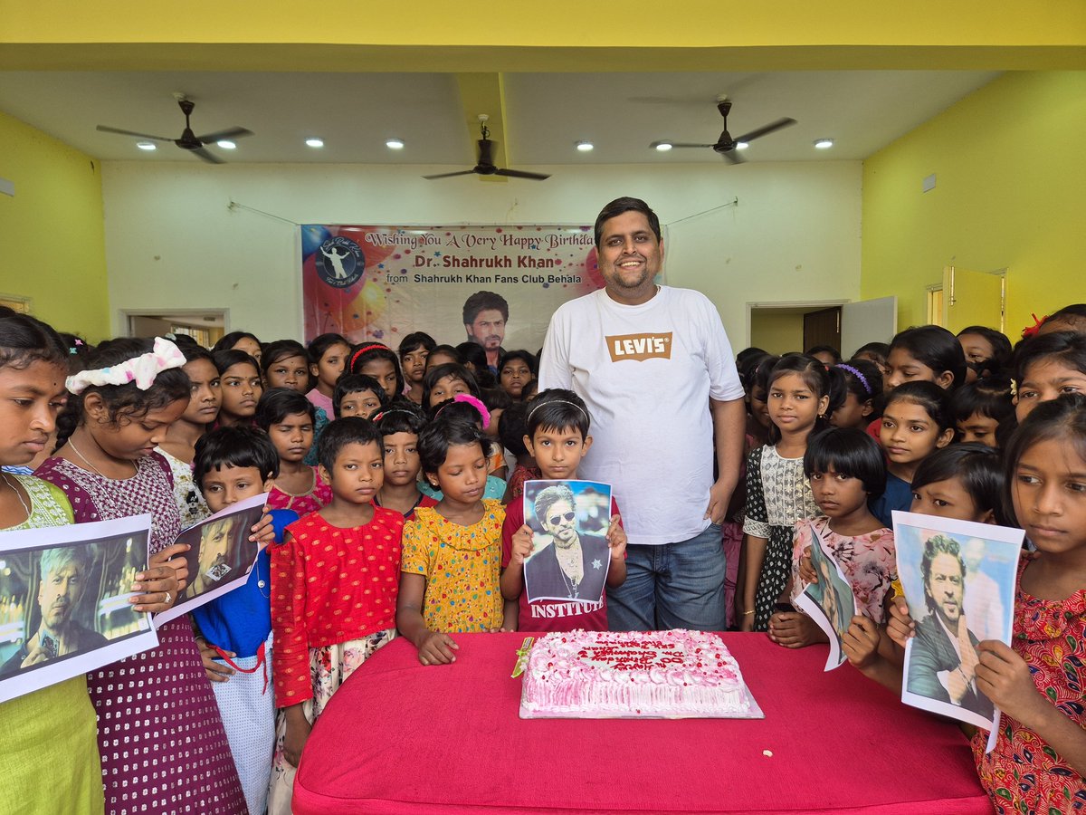 filmisurjo's tweet photo. Dear @iamsrk, your birthday was celebrated with pure love! ❤️
Shah Rukh Khan Fans Club – Behala celebrated your 60th birthday with 150 lovely girls from an orphanage in Kolkata. Their smiles said it all — you inspire love, kindness, and hope. 🌹✨

#HappyBirthdaySRK #AskSRK https://t.co/4zcgYkPFpG