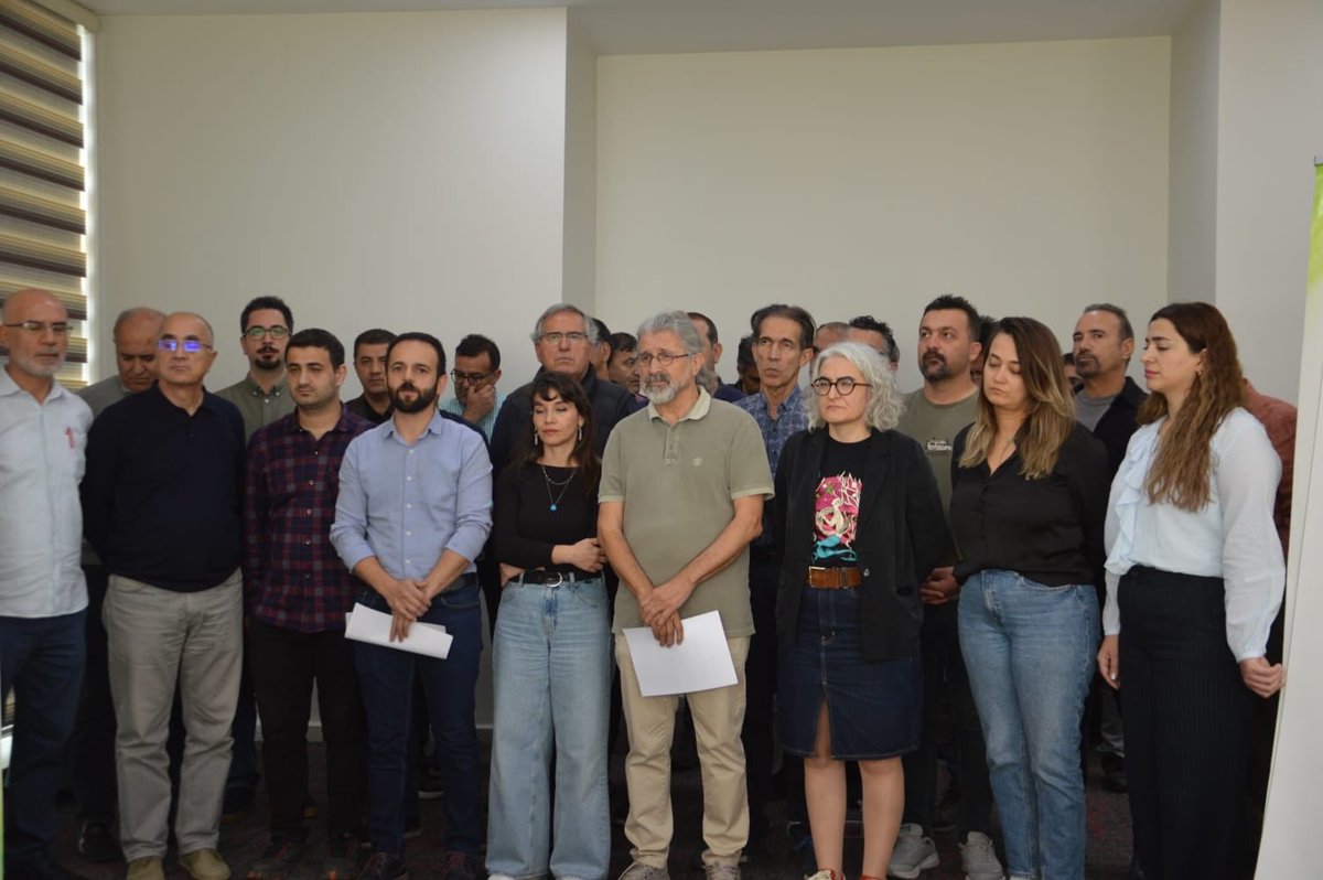 Odamız ev sahipliğinde, 1 Kasım’da Bölge Tabip Odaları Toplantısını gerçekleştirdik. Toplantı sonrası basın açıklamasını okuyan Başkan Dr. Ali İhsan Gündoğdu, sağlıkta bölgesel eşitsizliklerin arttığını ve sağlık için barış ortamının zorunlu olduğunu vurguladı.