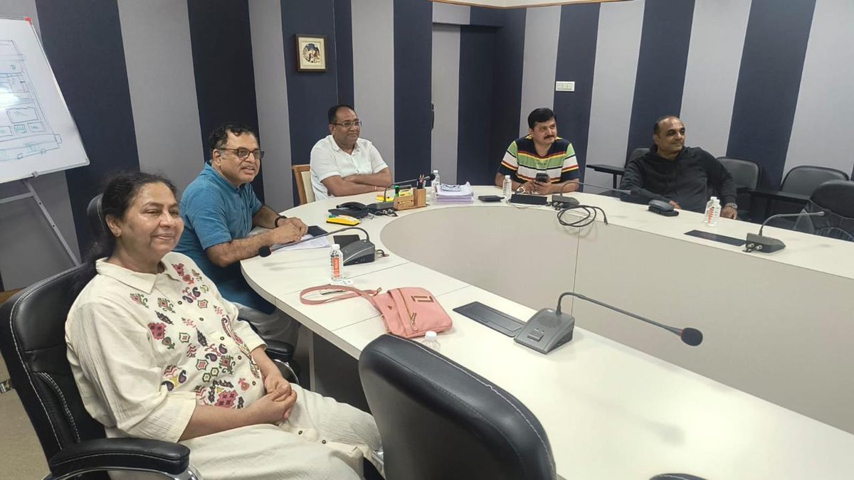 gvp1920's tweet image. Virtual meet with Gujarat Vidyapith Computer Science Alumni America Chapter brought together 40+ alumni from across the US.
Meaningful memories, inspiring journeys and warm New Year wishes from our Hon’ble VC sir.
 ✨

#GujaratVidyapith #GVAlumni #GlobalConnect #AlumniMeet