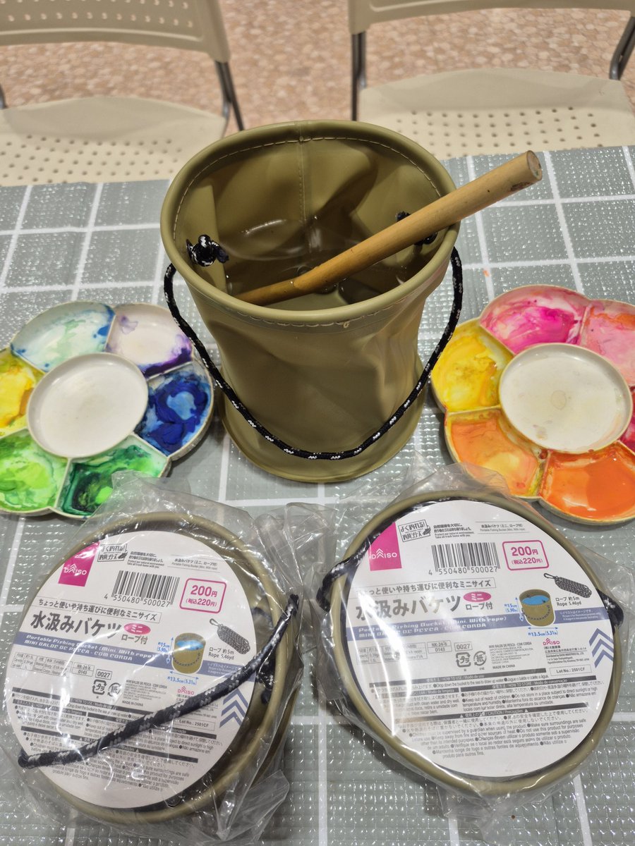 aidakousuke7's tweet photo. 長年、このタイプの筆洗を愛用していて、もうネットで探してもこのタイプのものが無くて、(あってもすぐ壊れそうなのしかない)百均行ったら置いてあってまとめ買いしてしまった…！！

まさか、アウトドアコーナに同じ物があるとは…！！
有り難すぎる！😭
#画材　#似顔絵 https://t.co/6lPoDoDjDe