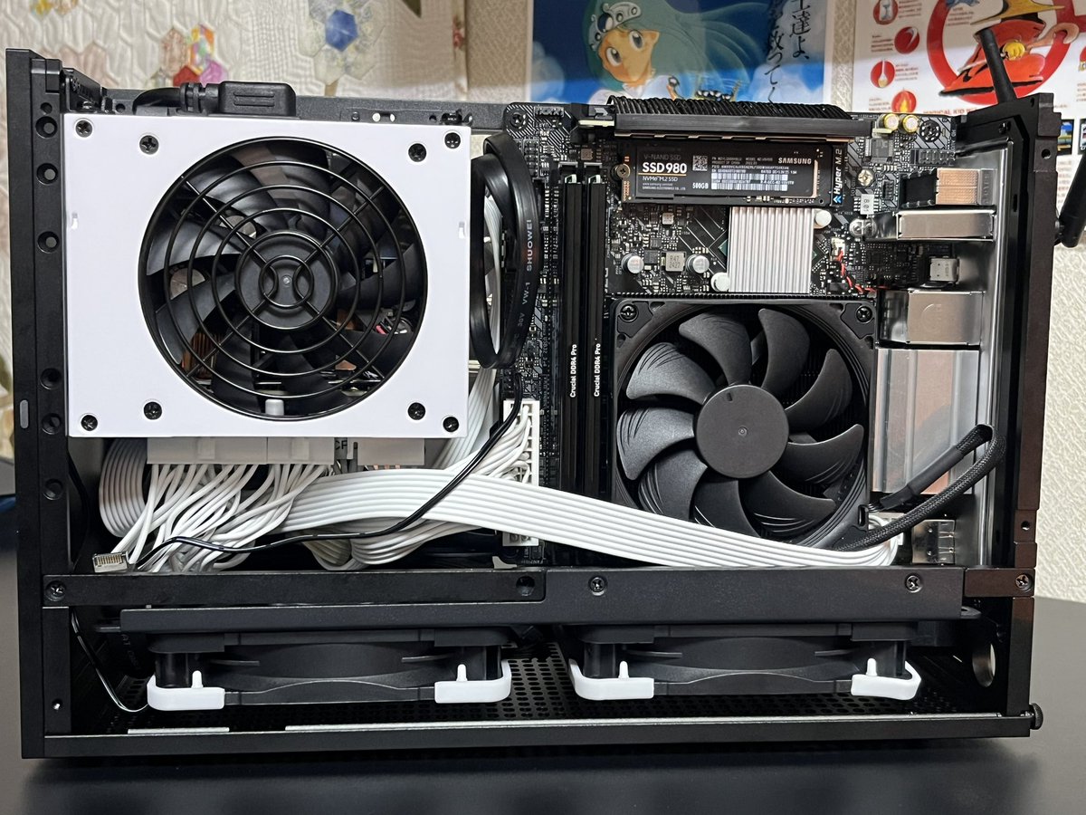 premieredream's tweet photo. 『NCACE T1 V2.5(容量9.95l)』
コンパクトなPCケースで組んでみた。

横幅はSFCカートリッジ程の大きさで質感良くソリッドなデザインがGood‼️
サンドイッチレイアウトで高密度感がとても良い。難点を言うなら入手するには個人輸入のみなところかな https://t.co/bCHFrXUzZk