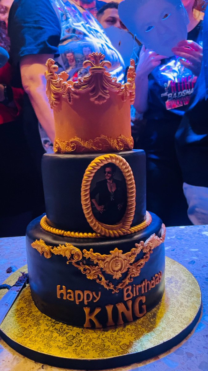 SRKUniverse's tweet photo. A Royal Cake by #SplendidCakes, for the one who rules BILLIONS of hearts!β€οΈπ Happy Birthday to the KING β the legend whose charm, class & charisma only gets GRANDEUR each year! ππ₯
HBD BIGGEST MEGASTAR EVER
@iamsrk
#HappyBirthdaySRK
#SRKDay #KingKhan #King #SRKDay2025 #GlobalStar #SRKUniverse #ONLYONEKING #SRK