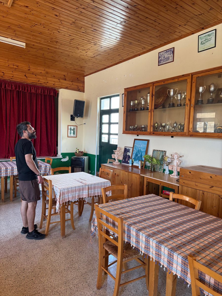 Kavafis’in şiirinde hissedilen, Yaşar Kemal’in Ada serisinde Vasili’nin sesi gelecek gibi, Angelopoulos karakterlerinin rakı içip sohbet ettiği bir köy ve bir restorant… 
ŞEHİR 
“Bir başka ülkeye,
bir başka denize giderim,” dedin, 
“bundan daha iyi bir başka şehir bulunur elbet.