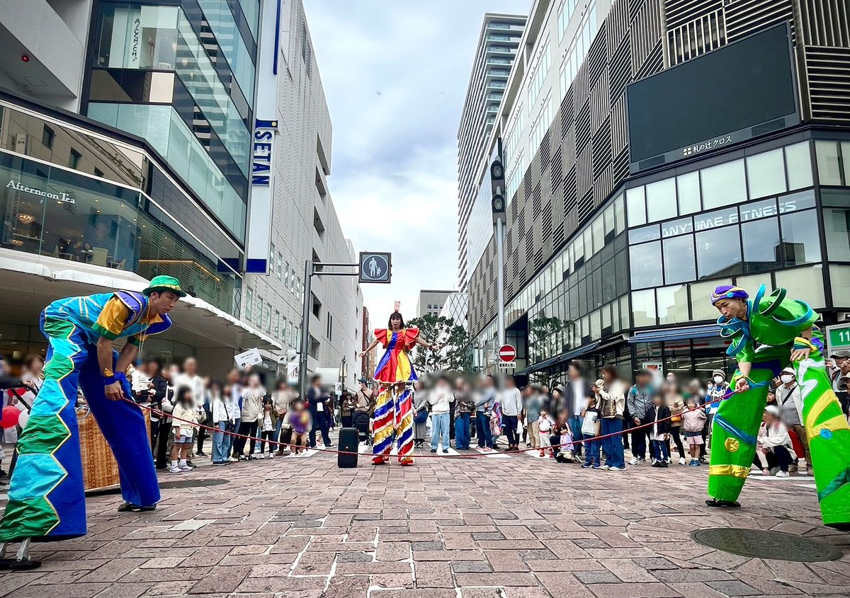 daidogei's tweet photo. 静岡街中はまさに「まちは劇場」！大道芸に染まる静岡市の中心部に大勢の人が訪れています。

 ／ 大道芸ワールドカップin静岡2025は、10/31（金）～11/3（月・祝）に静岡市で開催！ ＼ 

大会情報をチェック📷→@daidogeiworldcup  

#大道芸ワールドカップ #daidogei #大道芸 #静岡市 #まちは劇場 https://t.co/OPQoVsEbNG