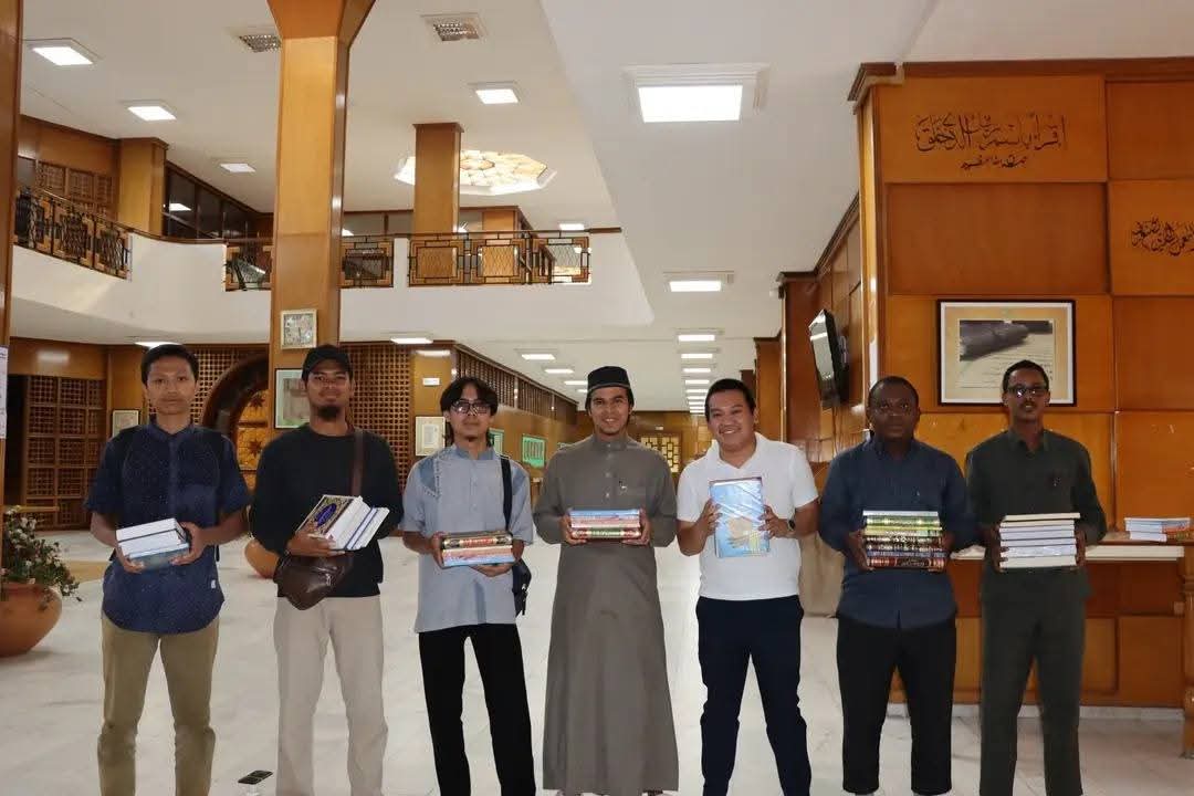 wics72's tweet photo. استأنفت كلية الدعوة الإسلامية الدراسة الجامعية في مختلف أقسامها، 
وفي سياق الاستعدادات لبداية العام، قامت الكلية بتوزيع الكتب الدراسية على طلابها في خطوةٍ تعكس حرصها المستمر على دعم المسيرة التعليمية وتوفير المتطلبات الأكاديمية منذ اليوم الأول للدراسة. https://t.co/DHFIKohxdz