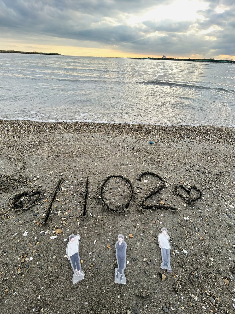 夕暮れの海辺にて〜
波の音に癒される〜♪
一徹さんにも癒されて♡
ドキドキ💓して
たくさんトキメキました🥰

一徹さんに逢えて幸せです♡

#1102いってつの日に愛を叫ぶ2025
#いってつの日
#撮り徹