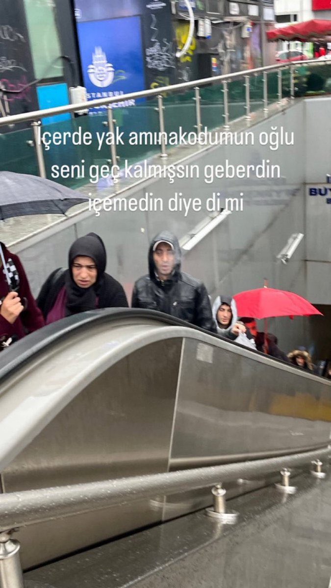 mervefduru's tweet photo. Herkes can pazarındayken önde elinde sigara ile bekleyen abinin verdiği vibe https://t.co/srbBYSD1u4
