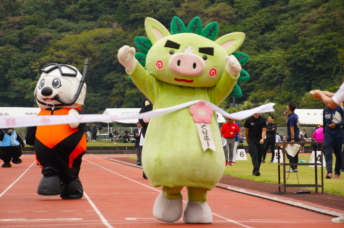 kokuto_kun's tweet photo. #奄美市民体育祭 でみんなと50メートル競走してきたのだ。
優勝は 鹿児島県のぐりぶーさん。
ボクは4着だったけど、とても楽しかったのだ。

1着 #ぐりぶー (鹿児島県)
2着 #うみまる (海上保安庁)
3着 #かけるくん (奄美警察署)
4着 #コクトくん
5着 #まもる君 (陸上自衛隊)
6着 #アマクロ (環境省) https://t.co/kJqhunReBD
