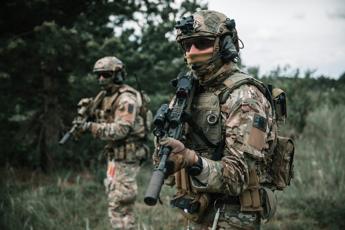 Doppeladler's tweet photo. Das Regional Special Operations Component Command (R-SOCC) mit Beteiligung des Bundesheeres ist offiziell Mission Capable - Rahmennation 🇭🇺. Partner: 🇭🇷, 🇸🇰, 🇸🇮, 🇦🇹. Das R-SOCC steht ab sofort für NATO und EU Spezialoperationen zur Verfügung. https://t.co/eU7YpiSpG6
#Bundesheer https://t.co/Z5mjhYA7Hb