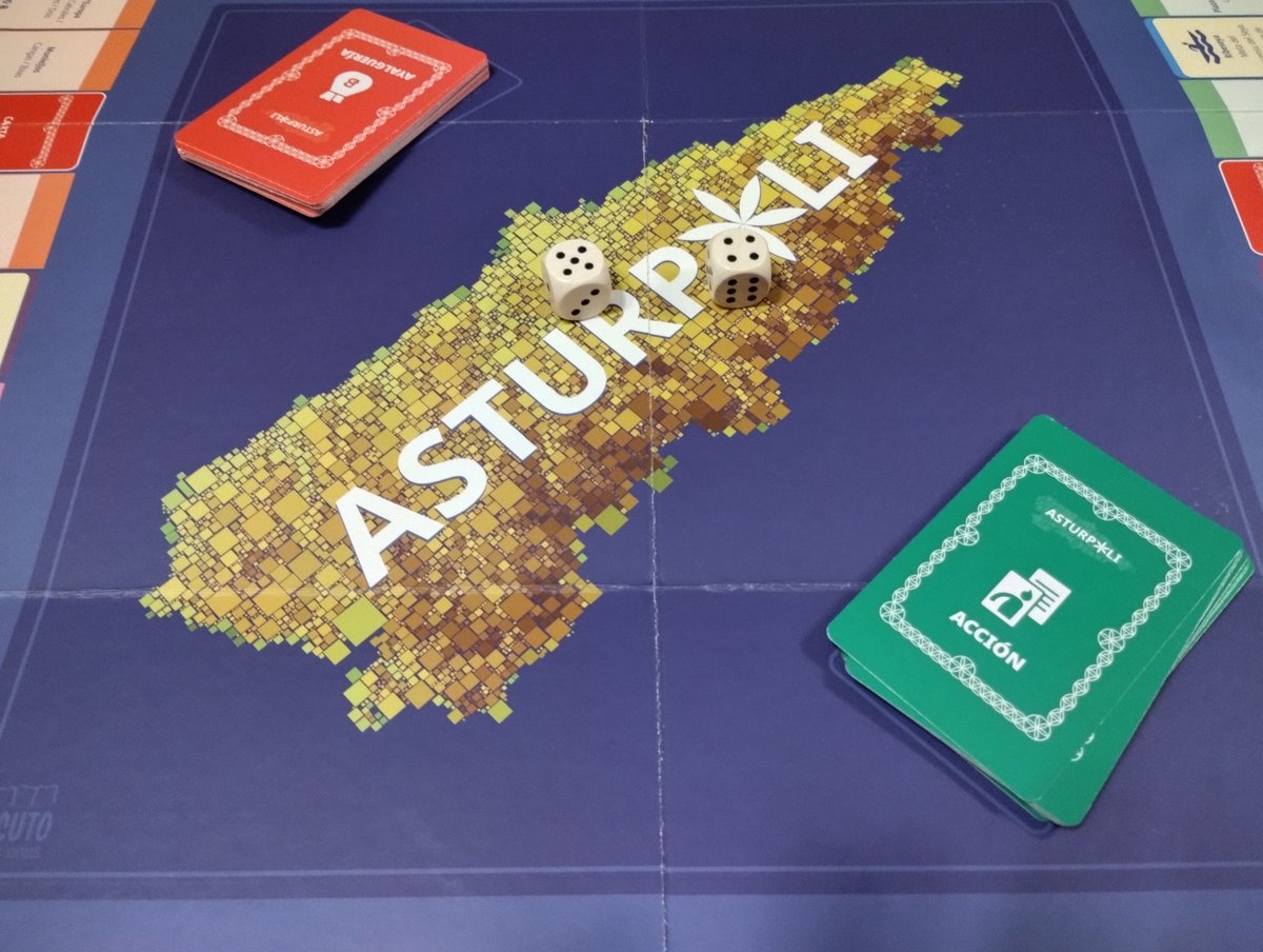 Xugando al Asturpoli, una iniciativa d'<a href="/AcutoXuegos/">Acuto Xuegos</a> (que son más conocíos polos xuegos que tienen pa la reciella, pero tamién tienen coses como esti xuegu).