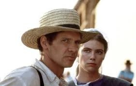 merlinpapin3's tweet photo. .@FredOL69007 Ce soir sur @ARTEfr le film #Whitness de Peter Weir (1985) avec Harrison Ford Kelly McGillis Josef Sommer Lukas Haas Jan Rubes Alexander Goudounov Danny Glover
Rachel, amish de Pennsylvanie, vient de perdre son mari. La jeune veuve va rendre visite à sa soeur à Baltimore. Flanquée de son fils Samuel, elle s'aventure dans un monde tout nouveau pour le garçonnet. Il y a là électricité, automobiles, locomotives, exemples d'un progrès technologique que sa communauté rejette. Emerveillé, l'enfant ne perd pas une miette du spectacle qui l'entoure. En gare de Philadelphie, il est le seul témoin d'un meurtre, commis dans les toilettes. Au poste de police, l'inspecteur John Book lui présente des photos de suspects. Mais aucune ne correspond. Jusqu'à ce que son regard se pose sur une coupure de journal...
