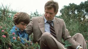 merlinpapin3's tweet photo. .@FredOL69007 Ce soir sur @ARTEfr le film #Whitness de Peter Weir (1985) avec Harrison Ford Kelly McGillis Josef Sommer Lukas Haas Jan Rubes Alexander Goudounov Danny Glover
Rachel, amish de Pennsylvanie, vient de perdre son mari. La jeune veuve va rendre visite à sa soeur à Baltimore. Flanquée de son fils Samuel, elle s'aventure dans un monde tout nouveau pour le garçonnet. Il y a là électricité, automobiles, locomotives, exemples d'un progrès technologique que sa communauté rejette. Emerveillé, l'enfant ne perd pas une miette du spectacle qui l'entoure. En gare de Philadelphie, il est le seul témoin d'un meurtre, commis dans les toilettes. Au poste de police, l'inspecteur John Book lui présente des photos de suspects. Mais aucune ne correspond. Jusqu'à ce que son regard se pose sur une coupure de journal...