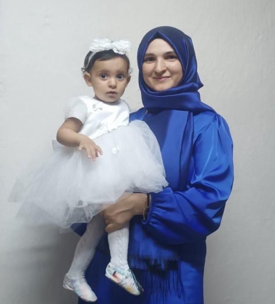 İki çocuk annesi biyoloji öğretmeni Şeyma Aslan, tamamen yasal faaliyetleri gerekçe gösterilerek 6 yıl 10 ay hapis cezası aldı.

Şu an Edirne Cezaevi’nde, henüz 1 yaşındaki kızıyla birlikte tutuklu.

Bir anne, bir öğretmen, bilime ve topluma katkı sunan bir insan…
Ve şimdi