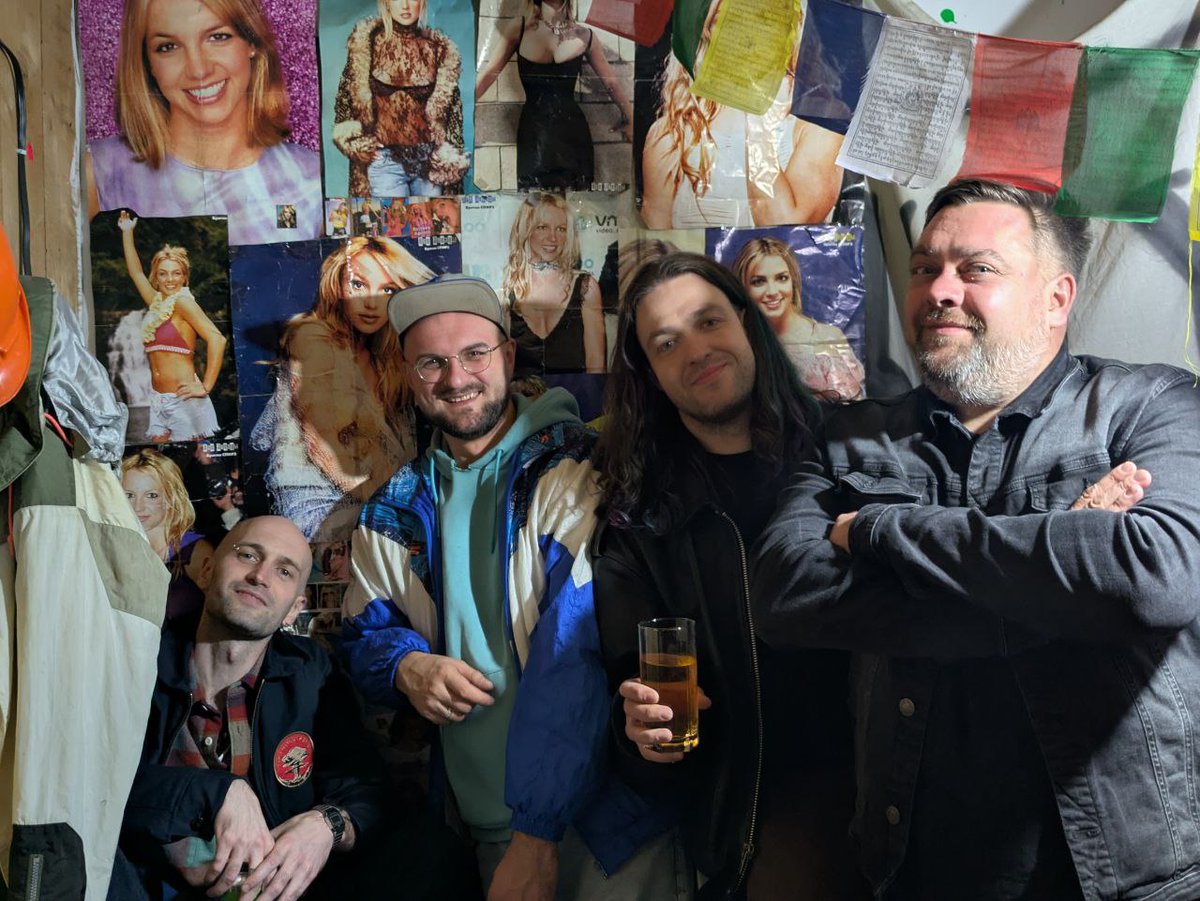 Гримерка обклеенная постерами Бритни хорошо