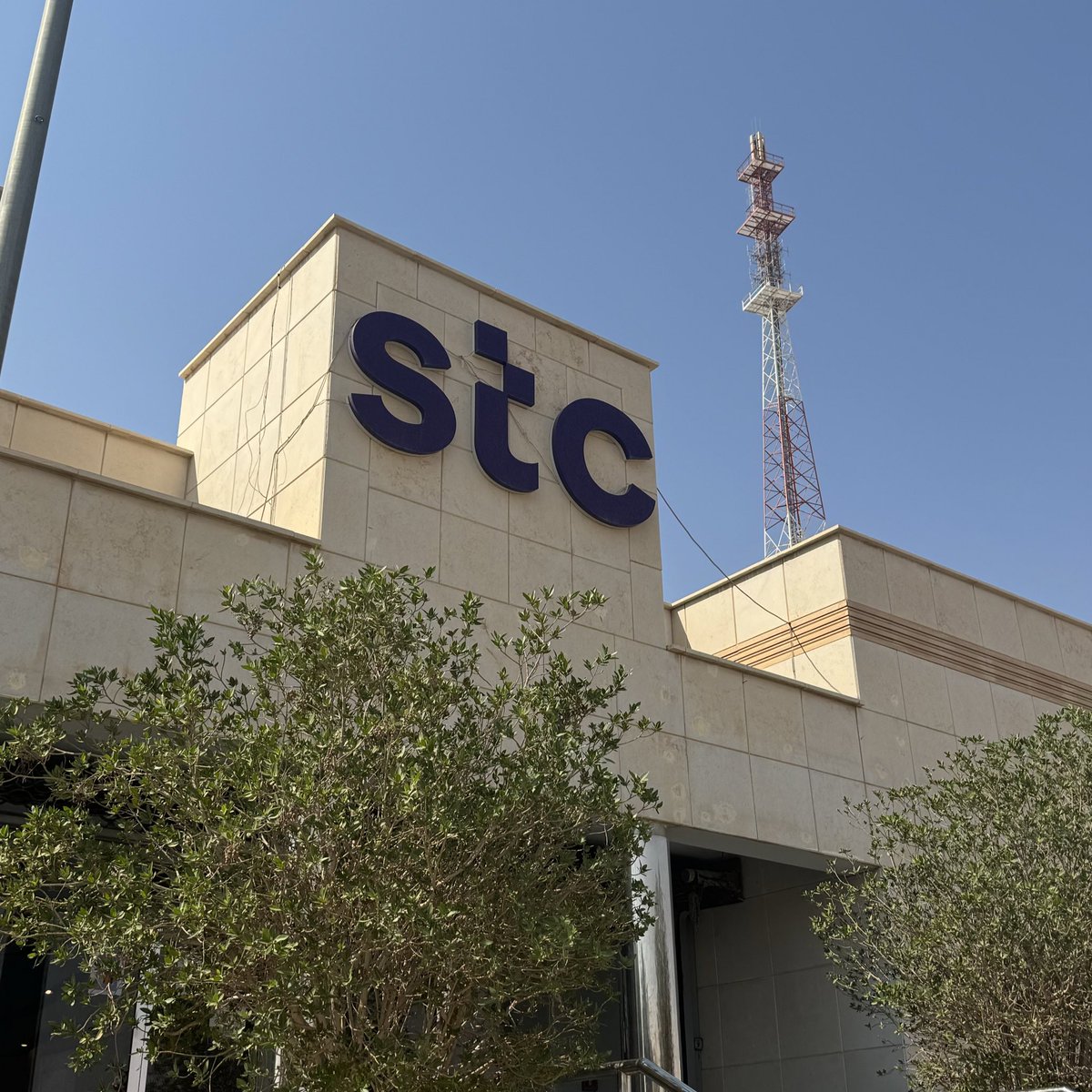 شهور ، مابـادرتني في رسالـة
عسى البلا من شركة الاتصالات :) .