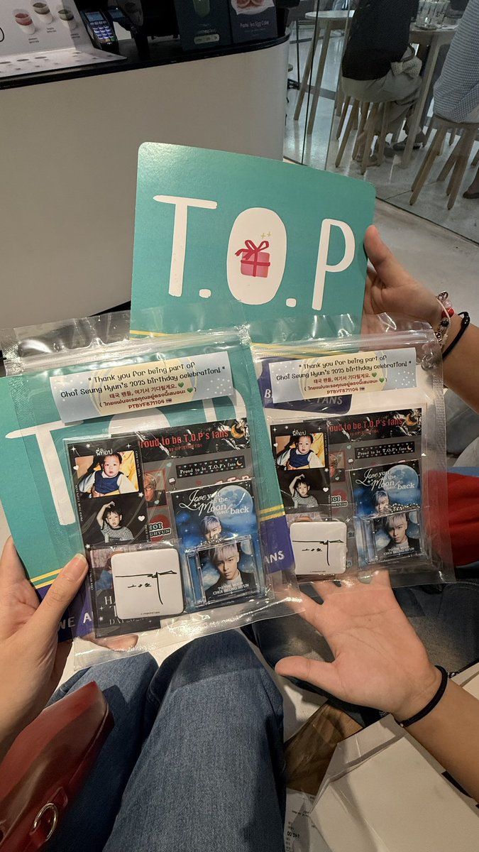 ++ ได้แวะไปรอดูพี่ท็อปที่บิลบอร์ด mbk มาด้วย >.< ขอบคุณทางทีมที่เป็นแม่งานสำหรับโปรเจควันเกิดของซึงฮยอนมาก ๆ นะคะ รวมถึง giveaway สุดน่ารักด้วยนะค้า @PTBYF871104 💜

#happyTOPday
#PTBYF871104