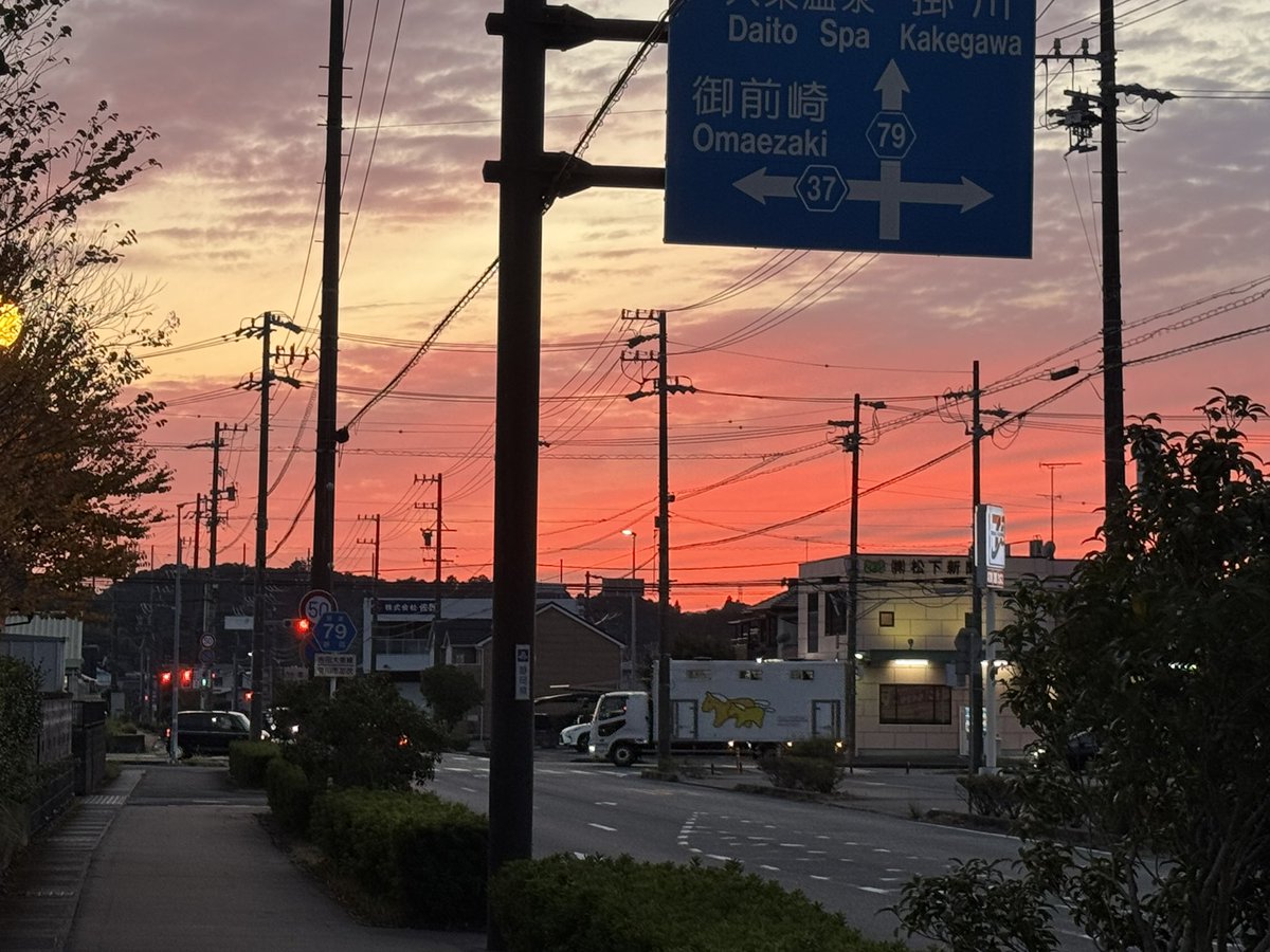 lin8554's tweet photo. ここは退屈だけど、毎日の夕焼けはとても綺麗だよ https://t.co/kz1uC3uOX2