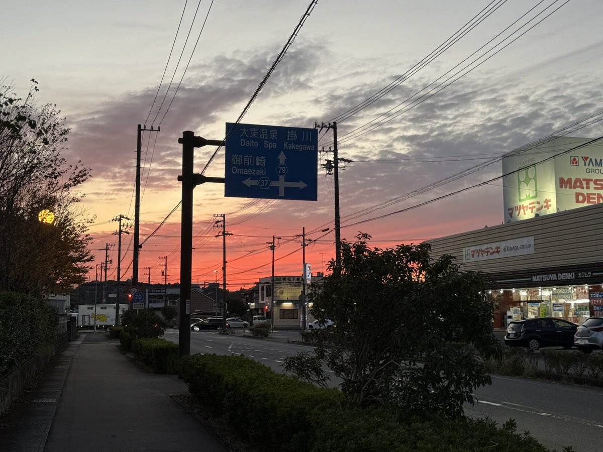 lin8554's tweet photo. ここは退屈だけど、毎日の夕焼けはとても綺麗だよ https://t.co/kz1uC3uOX2