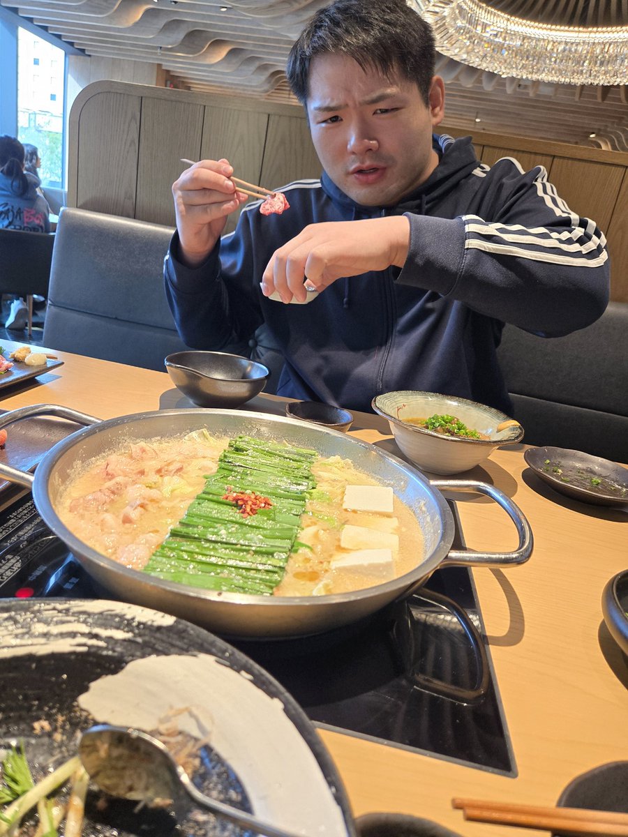 ADCC福岡オープン。
仲間が見事に優勝しました！
プロフェッショナルで活躍する仲間の堂々とした姿に自分も気持ちが燃えてきた🔥
そして優勝祝いをするつもりがご馳走に…
お疲れ様でした！！✨️
#ADCC