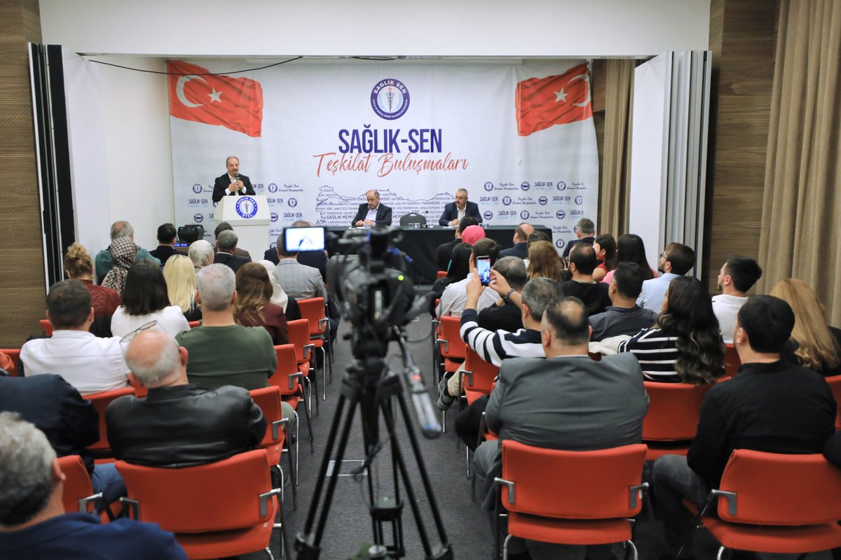 sagliksen's tweet photo. Genel Başkan Mahmut Faruk Doğan:

📌Sağlık profesyonellerine muayene önceliği hakkı tanınmalı.

📌Toplu taşımadan ve sağlık kurumlarındaki kantinlerden indirimli yararlanmalı.

📌Yemekler daha kaliteli hale gelmeli. 

Sağlık-Sen Kayseri Şubesinin İl Divan Toplantısı Genel Başkan Mahmut Faruk Doğan ve Genel Sekreter Durali Baki'nin katılımıyla gerçekleştirildi.

⤵️
https://t.co/1BnKQk6MiC