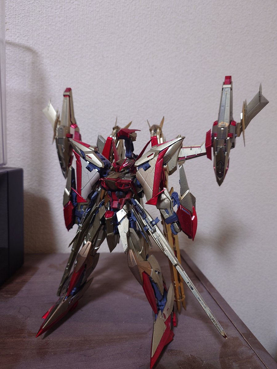 LevolutionM's tweet image. さて、前から取り組んでいたガンプラが完成しました
専守防衛いってもオーブが、アカツキじゃ、もう無理だべという話で作成した。
エクリプスをベースに変形機構を廃止、ヤタノカガミなどを施し、ライジンストライカーは一体化、ハイパーデュートリオンを動力としている。
#ガンプラ