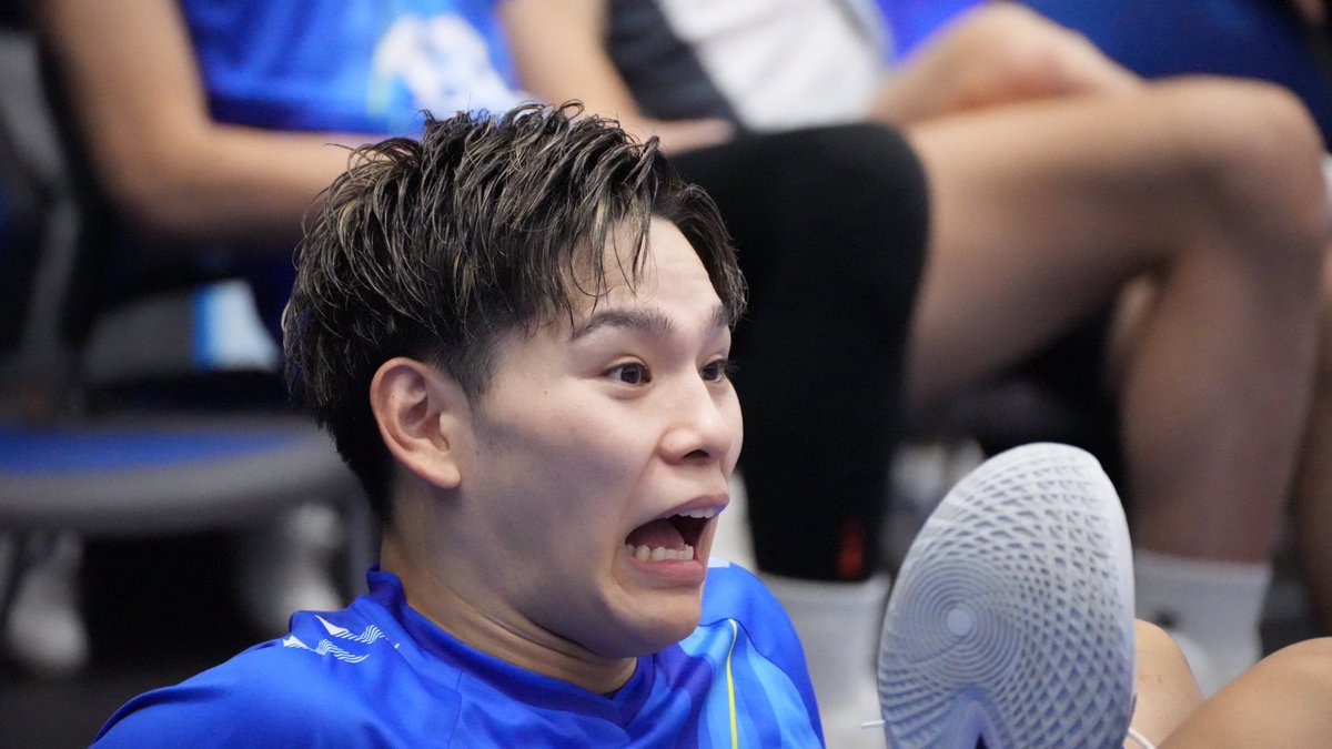 heki____volley's tweet photo. コリちゃんがコリくん抱えて清水さんのとこに向かってきた時、コリくんの体勢が危なそうでこの顔😂 https://t.co/C1KZksyaOJ