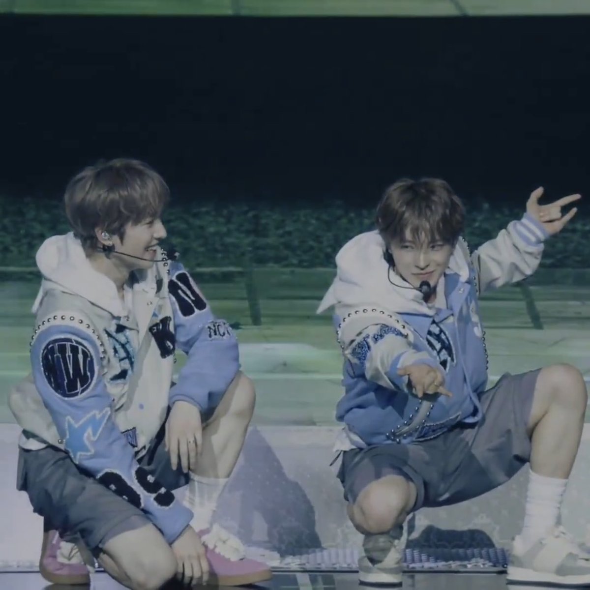 치즈볼즈 쿵짝 씹레전드
둘이 페어포즈해도되는데 옆에서 스파이디 포즈하고있는거 구경해야돼서 한명은 걍 관람모드인게 제일웃김 하 사쿠야나 유우시나 개행복해보임