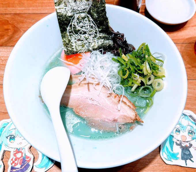 コラボラーメン本日いただいてきましたよ!!爽やかな外見に反してまろやか濃厚なとんこつスープで超美味でした!!!! そしてなんか焦っちゃってぜんぜん上手にカメラに収められなかった写真がこちらです #初音ミク #一風堂