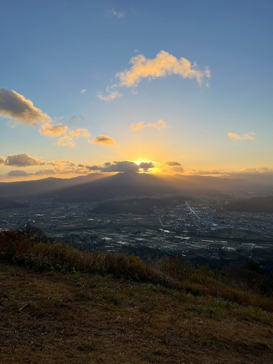 softhand61's tweet image. 雲海で有名な場所へ連れていってもらったけど、今回は日の出のみ拝めた。その後観光巡りで、一足早く進んだ秋の景色を楽しめた。遠野良いところだ