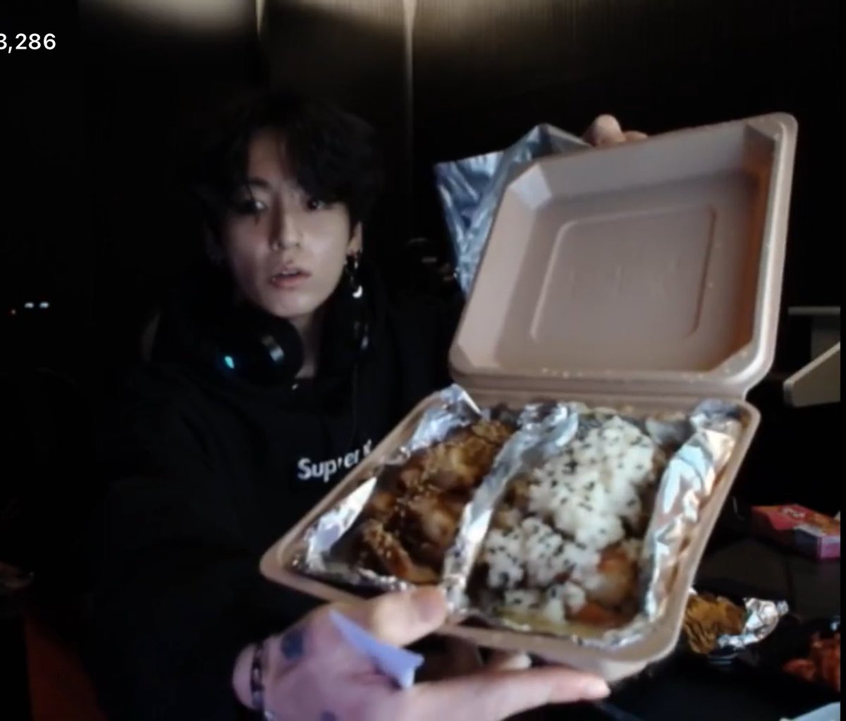 heartforJJK's tweet photo. 구구족 시켰네 정국이ㅋㅋㅋㅋ 역시 먹짱답게 맛난걸로 선택하심 https://t.co/AyWmEAFVCX
