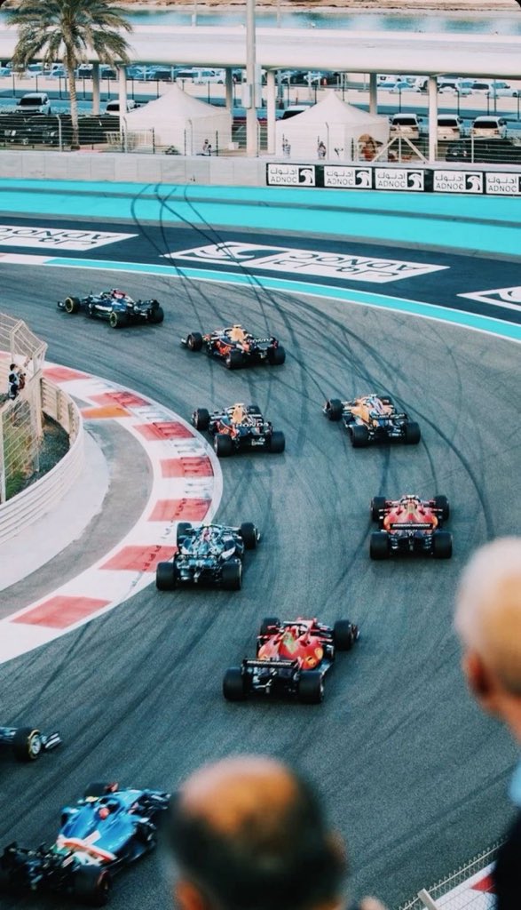 rushi__697's tweet image. "Chaos into the hairpin – a pack of predators hunting the apex, tires screaming, paint trading. Pure F1 combat under the Abu Dhabi sun. 🔥🏎️💥 #F1 #WheelToWheel"