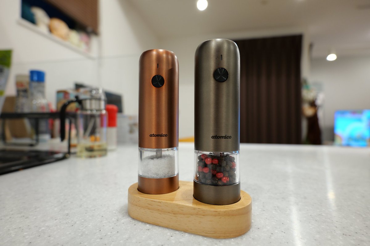 iecafe_'s tweet photo. 先々週くらいに、気まぐれで塩コショウ用の電動ミルを買ったんです。
思ってたより満足度が高い。
お肉に下味つけたり、おつまみの素焼きナッツにちょっとだけ塩かけたり。ハイボールにガンガン胡椒ふってペッパーハイボールにするのも◎ https://t.co/GicaBrsmaq