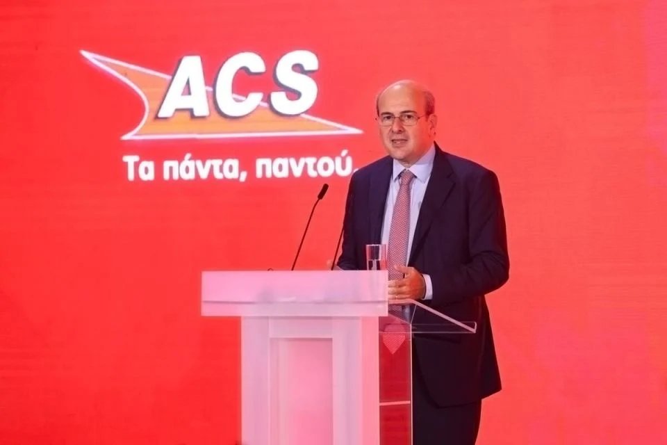 Αυτό το τίποτα είναι ό,τι ακριβώς ονειρεύεται να γίνει κάθε δεξιός: ένας άεργος κρατικοδίαιτος κηφήνας που βρίζει το δημόσιο από το οποίο σιτίζεται, που ξεπουλάει οργανισμούς που πληρώσαμε όλοι μας χτίζοντας προσωπική περιουσία.
Ένας μεταστατικός καρκίνος που δε γιατρεύεται.