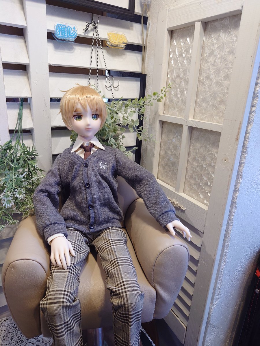 長い制作期間を経て、ようやくドールが完成しました🇬🇧
ウィッグは美容室ロップイヤーさん（<a href="/Lapincere/">ラピンシア@オタク向け美容室ロップイヤー店長</a>）に素敵にセットしていただきました…！
本当に感謝です✨
#うちのこかわいい