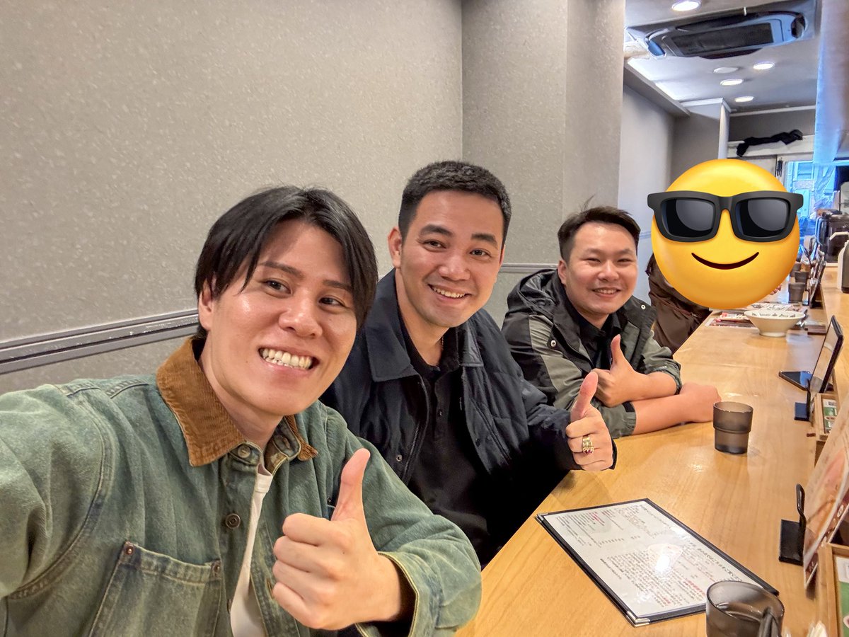 showheyohtaki's tweet photo. エンジニア時代のベトナムの友人たちが、久しぶりに会いに来てくれた🇻🇳✨
真ん中の彼とは「誕生日が同じ」、そしてなんと「娘同士の誕生日まで同じ」という奇跡のご縁…！

出会った当時はただのエンジニア同士だったけど、彼は今、ベトナムで200人規模の開発会社の社長に👏

こうしてお互い成長しながら再会できるのがすごく嬉しいし、刺激になる。

去年作った日本法人もこれから拡大していくそうなので、また一緒にどんどん面白いことをしかけていきたい！