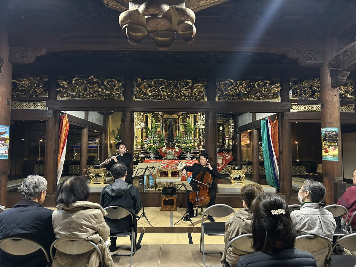 #OEK突撃街中クラシック
本日は金沢市内にございます、松尾芭蕉とのゆかりも深い願念寺さんにお邪魔させていただいております。ご法要の後、建立から200年以上経過した本堂にてフルートとチェロというなかなかないコンビでクラシックやポップスを。ありがとうございました♪