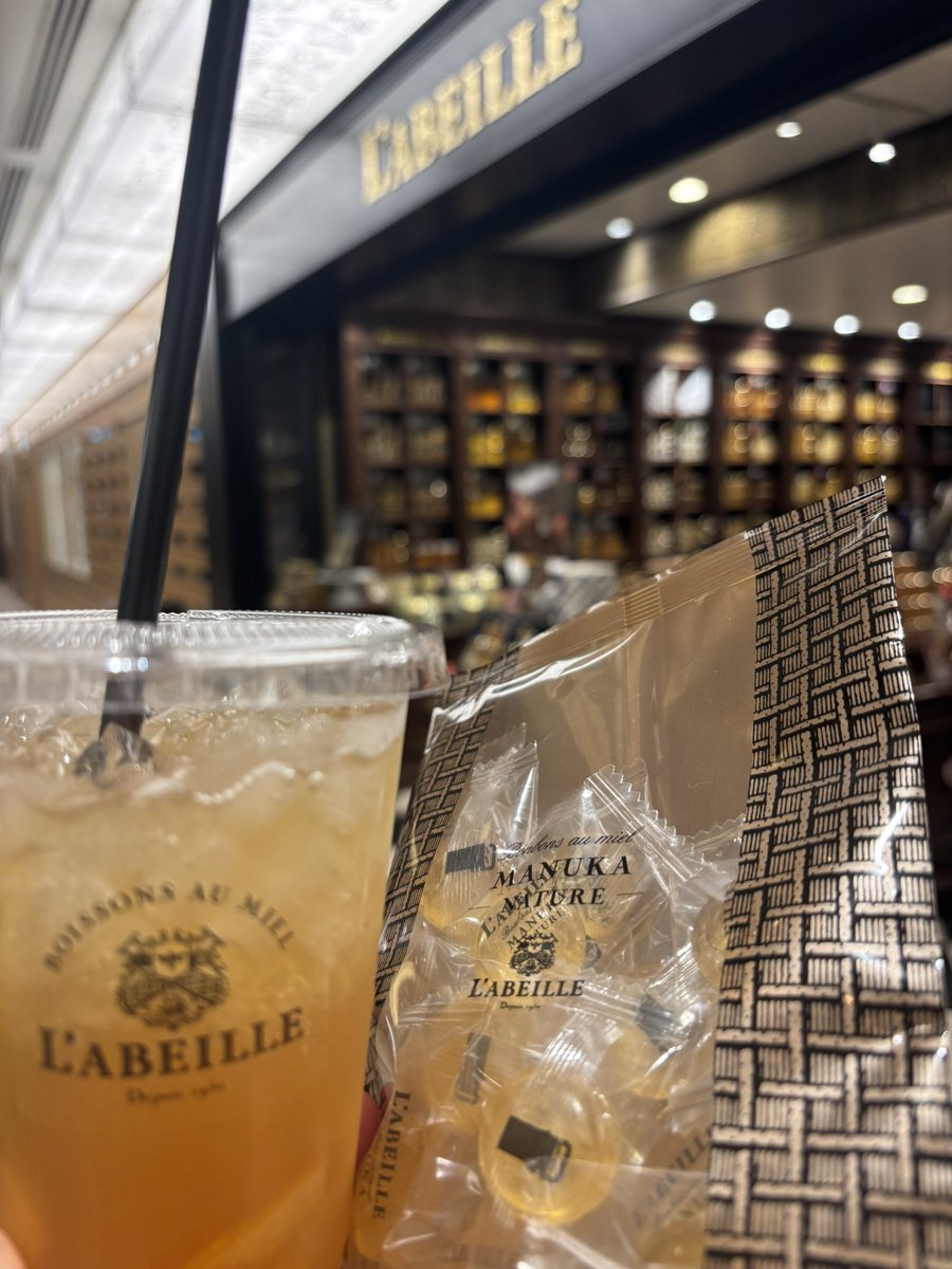 丸の内先生へ。先程購入いたしました。なんということでしょう。イガイガが一吸いごとに和らいでいきました。なお、東京駅付近に用事はなく、このために立ち寄りました。
余談ですが、「な〜んかすごい売れてて」と店員の方が某ご夫婦と話されていたのが聞こえてきました。ご報告まで。