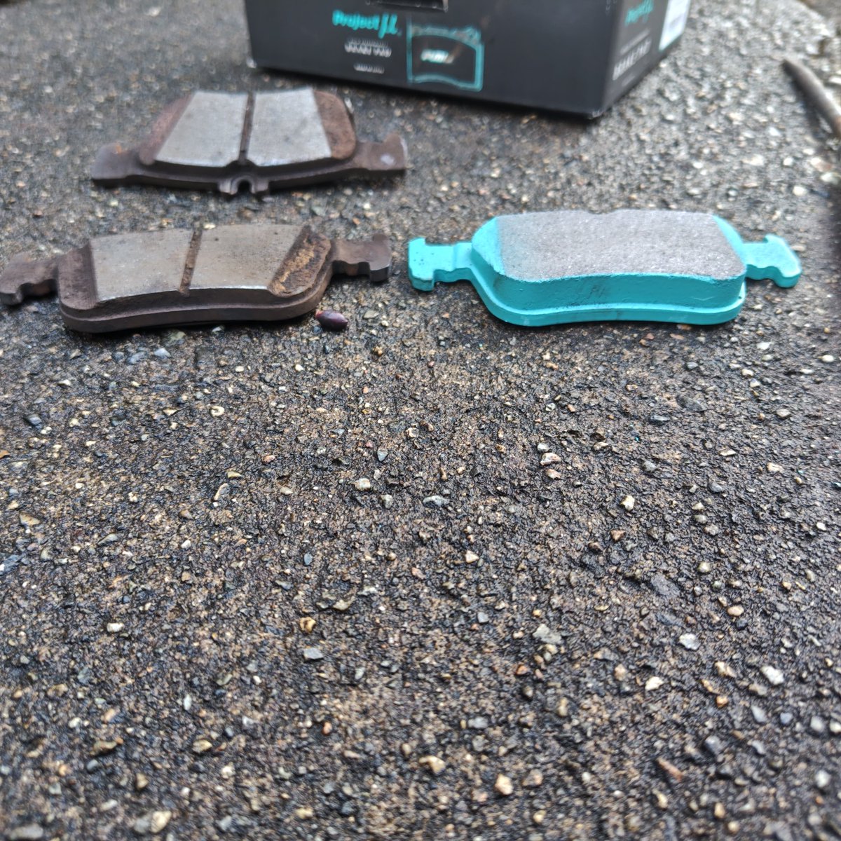 Fd2Mugenpower's tweet photo. 天気の合間みながら前回やれなかったリアパッド交換
フロントはまったくもって交換する必要ない量ｗリアはまぁ…通常走行ならまだいけるかな
サーキット走行しなくなって早5年以上たったけど普通に乗るとパッドの消費とかも年単位で普通に持ちますね(あたりまえだけど感覚がズレてるね…ｗ https://t.co/bb2TStYAsJ