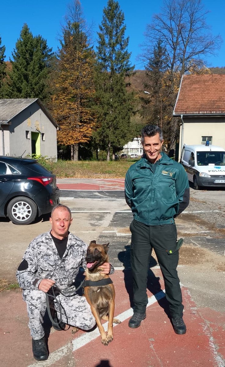 💚Un componente del equipo Cinológico de la Guardia Civil de Valladolid,está colaborando en un Proyecto de OSCE Bosnia Herzegovina sobre “Entrenamiento de unidades caninas para la prevención del trafico de armas en la Unión Europea”🇪🇺