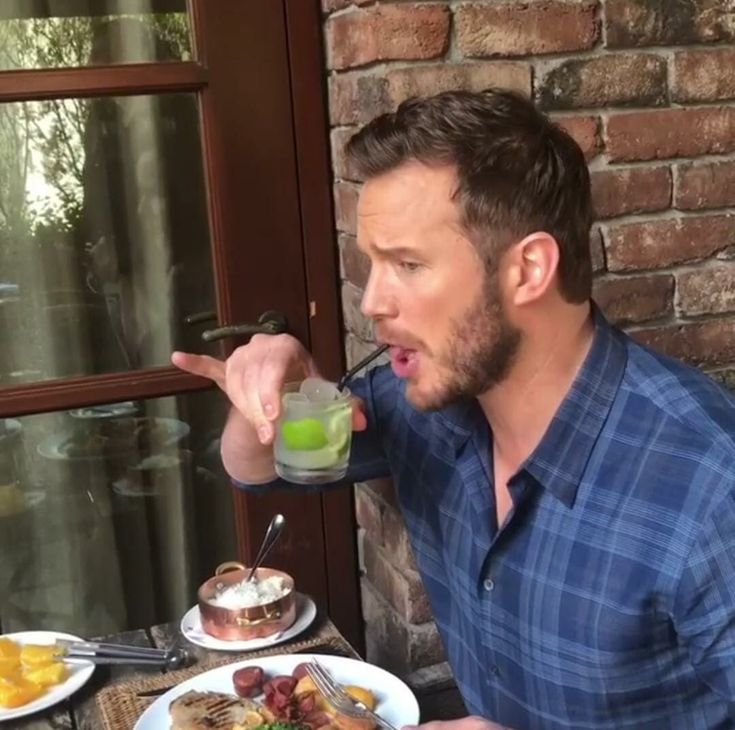 A V E R Y 🔎 | fiction | fake | tweet media