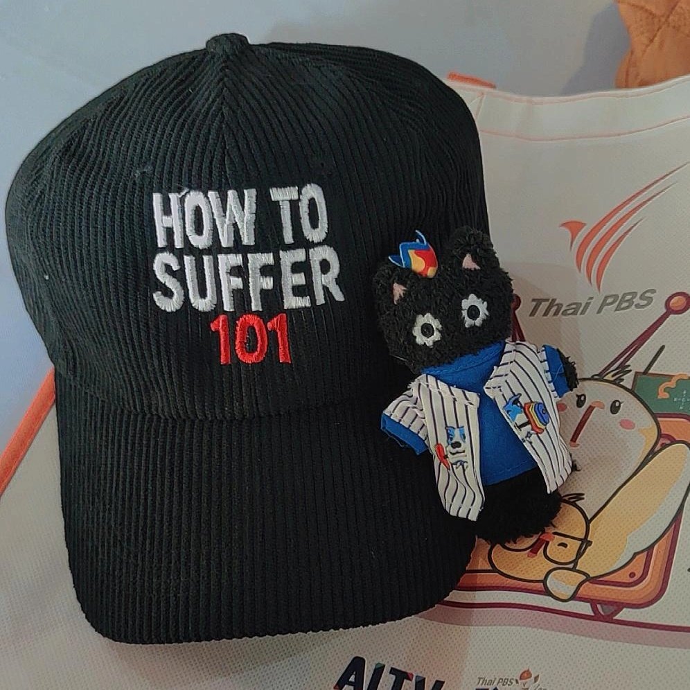 snappuan_'s tweet image. วันนี้พาพิ่นุ่มมาหาน้าแมน #ManTrisanu ที่งาน #วิชาทุกข์พื้นฐาน #HowToSuffer101 หมุนกาชาปองได้หมวกด้วยคั้บ แฮปปี้_แฮปปี้🥰💜