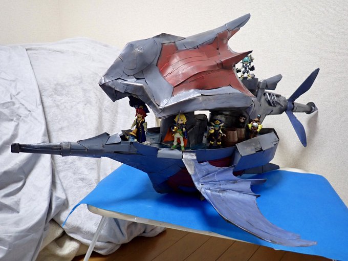 #リンクトラベラーズ
リンクトラベラーズ第二弾用に建造していた飛空艇二号機、厳密には違う勢力の飛空挺完成。
FF9のヒルダガルデ一号機を参考に建造して参りました、名前を『ブリュンヒルデ一世』と命名しました。
かなりの大きさなので狭い部屋での撮影に苦労しました。 