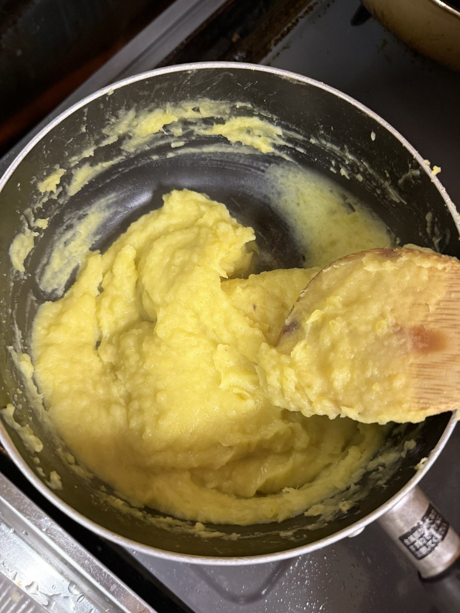 娘が小学校の花壇で収穫したさつまいもを嫁さんがスイートポテトに🤤🍠