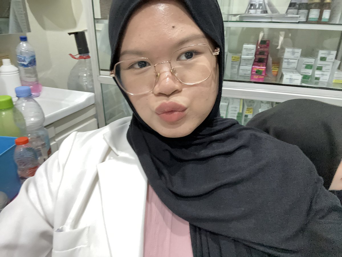 thisisnei's tweet photo. alis botak😫 https://t.co/fwbYeXNlo3