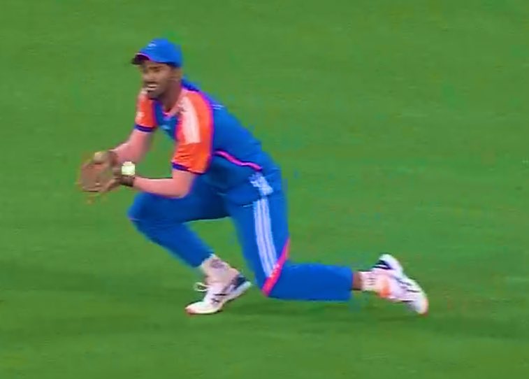 Cric_Deepak's tweet image. Washington Sundar dropped an easy catch of Tim David.

#indvsaus #timdavid